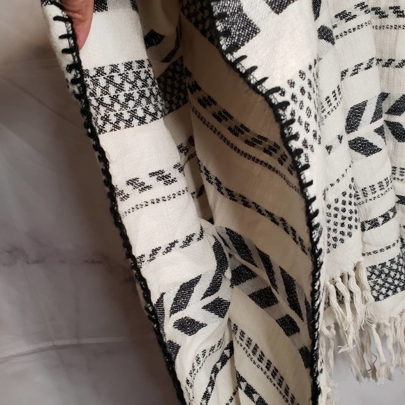 AMERICAN EAGLE Knitted Boho Fringe Hem Poncho Boho Sweater OS - Picture 7 of 8